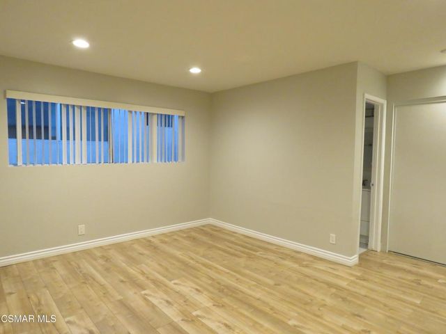 18547 Collins Street B14, Tarzana, CA 91356