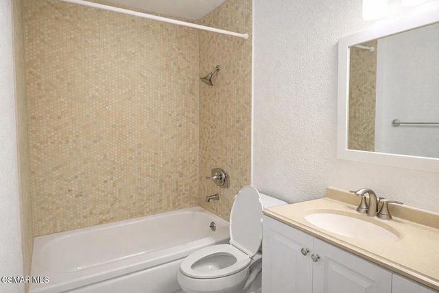 18547 Collins Street B14, Tarzana, CA 91356