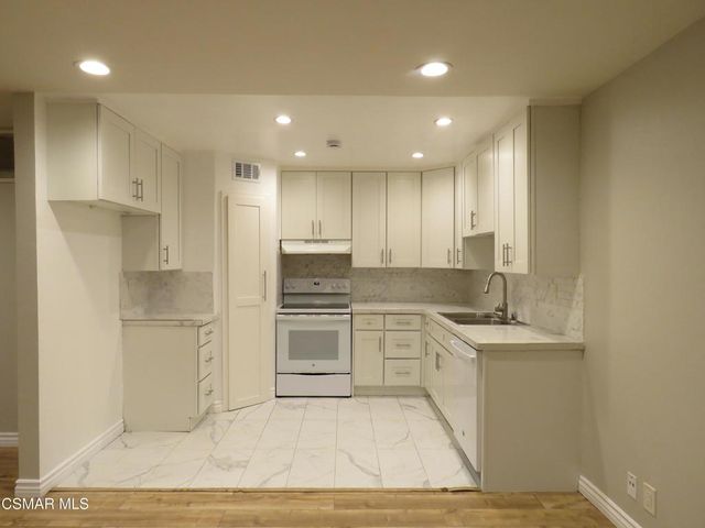 18547 Collins Street B14, Tarzana, CA 91356