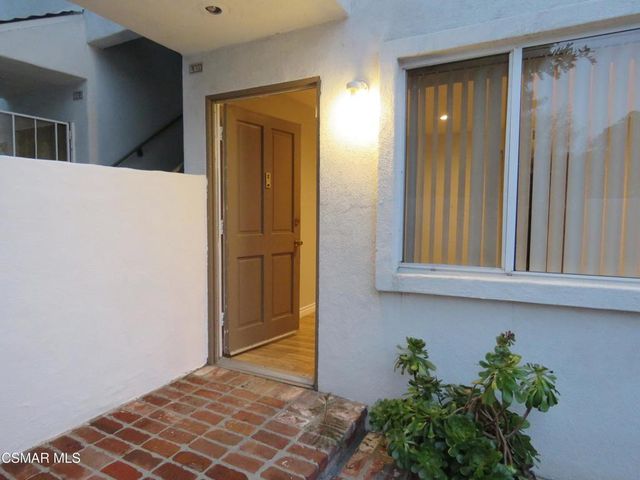 18547 Collins Street B14, Tarzana, CA 91356