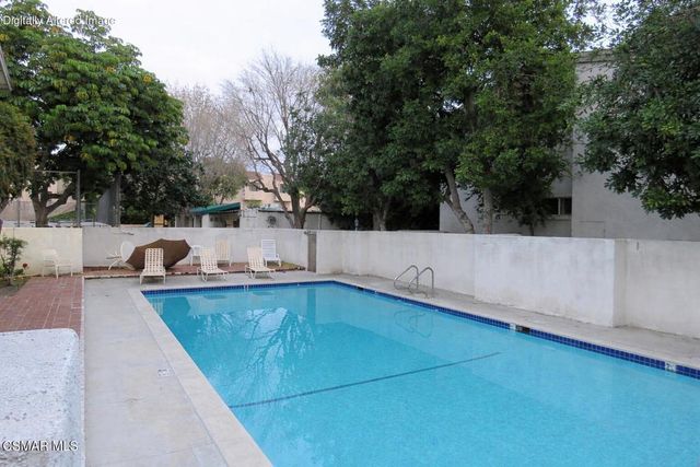 18547 Collins Street B14, Tarzana, CA 91356