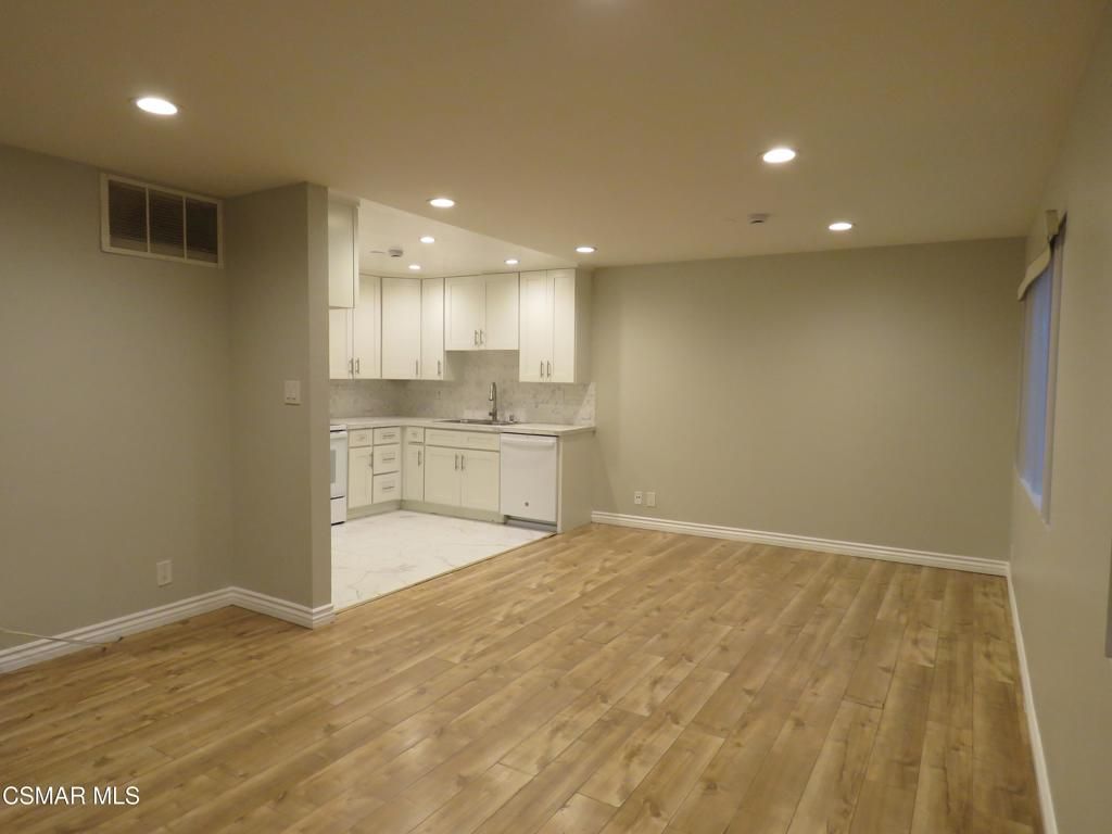 18547 Collins Street B14, Tarzana, CA 91356