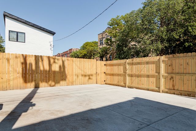 7205 S Ridgeland Avenue, Chicago, IL 60649