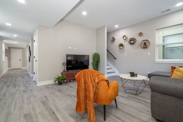7205 S Ridgeland Avenue, Chicago, IL 60649