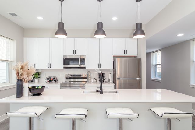7205 S Ridgeland Avenue, Chicago, IL 60649