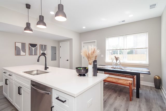 7205 S Ridgeland Avenue, Chicago, IL 60649