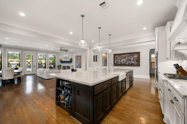 1847 Candlelight Place Drive, Houston, TX 77018
