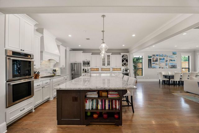 1847 Candlelight Place Drive, Houston, TX 77018