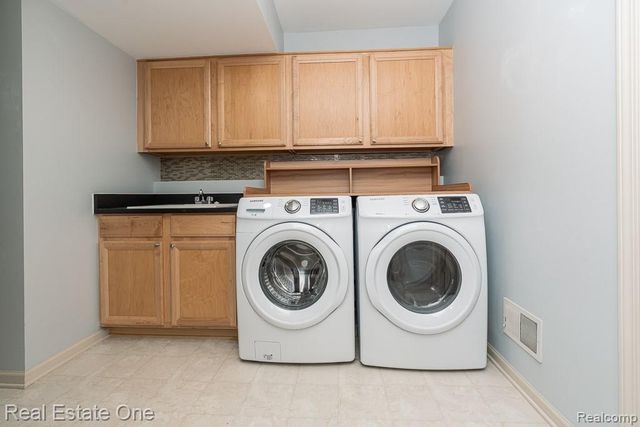 6963 Edgewater Drive, Troy, MI 48085