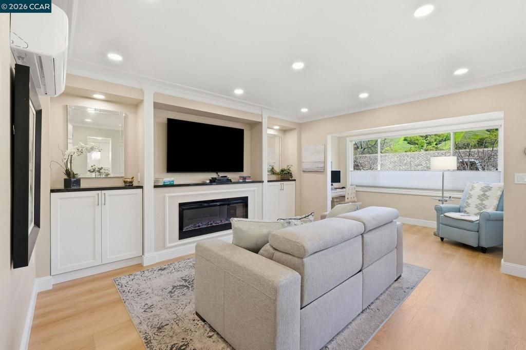 Image 13 of property listing at 3410 Tice Creek Dr 8, Walnut Creek, CA 94595