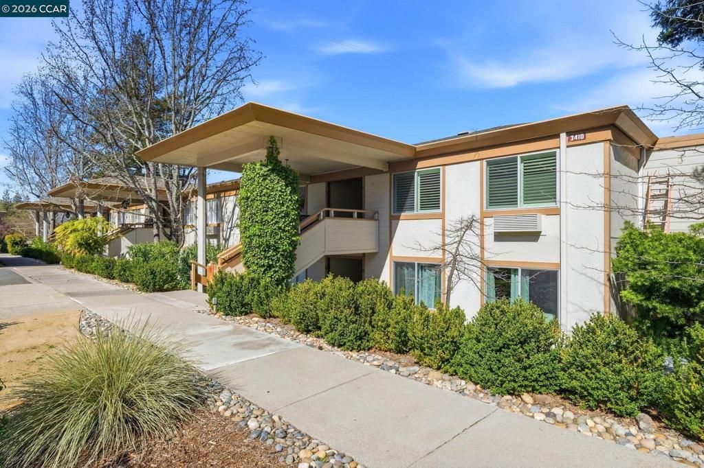 Image 4 of property listing at 3410 Tice Creek Dr 8, Walnut Creek, CA 94595