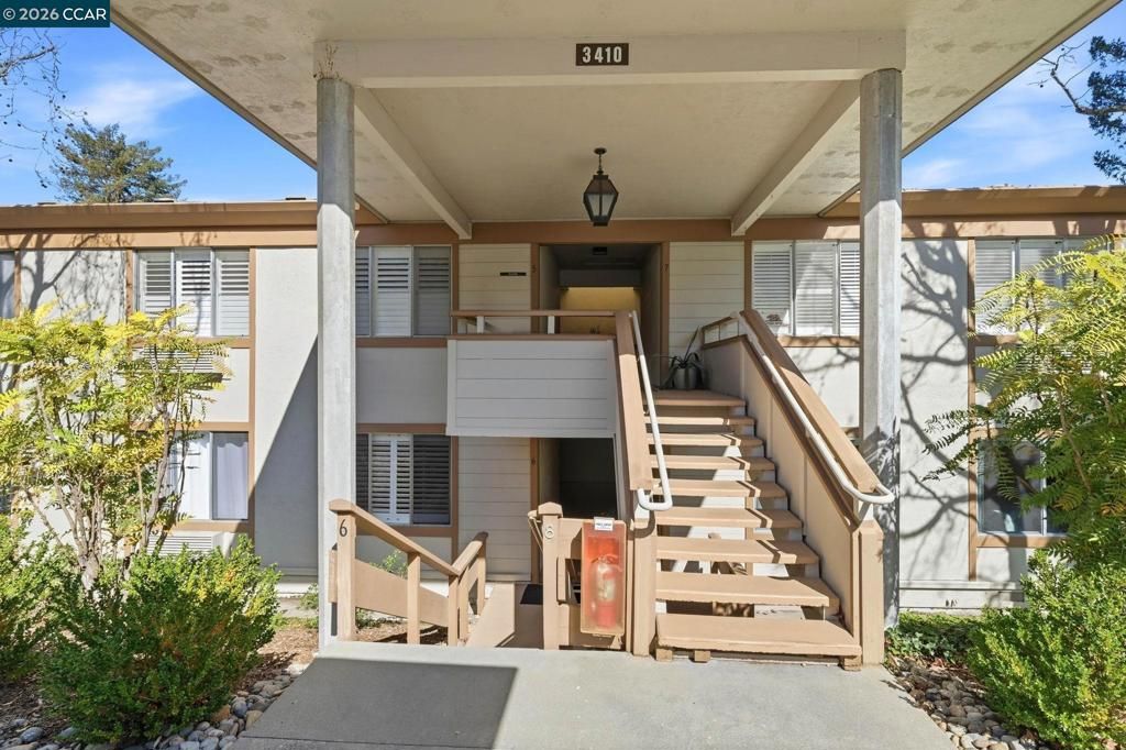 Image 5 of property listing at 3410 Tice Creek Dr 8, Walnut Creek, CA 94595