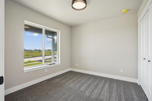 5744 Wall St Street, Waterloo, IA 50701