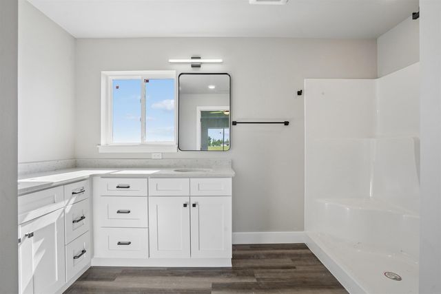 5744 Wall St Street, Waterloo, IA 50701