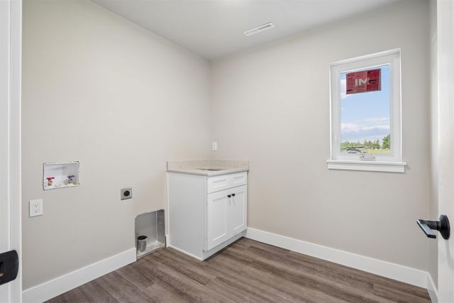 5744 Wall St Street, Waterloo, IA 50701