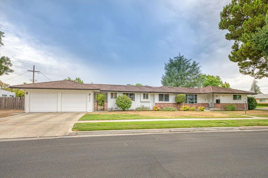 Image 1 of property listing at 2828 E Fedora Avenue, Fresno, CA 93726