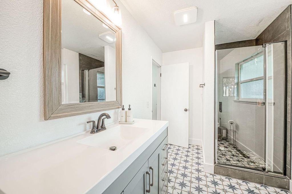 Image 10 of property listing at 2828 E Fedora Avenue, Fresno, CA 93726
