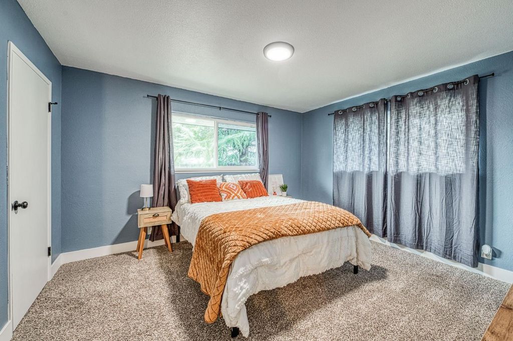 Image 12 of property listing at 2828 E Fedora Avenue, Fresno, CA 93726