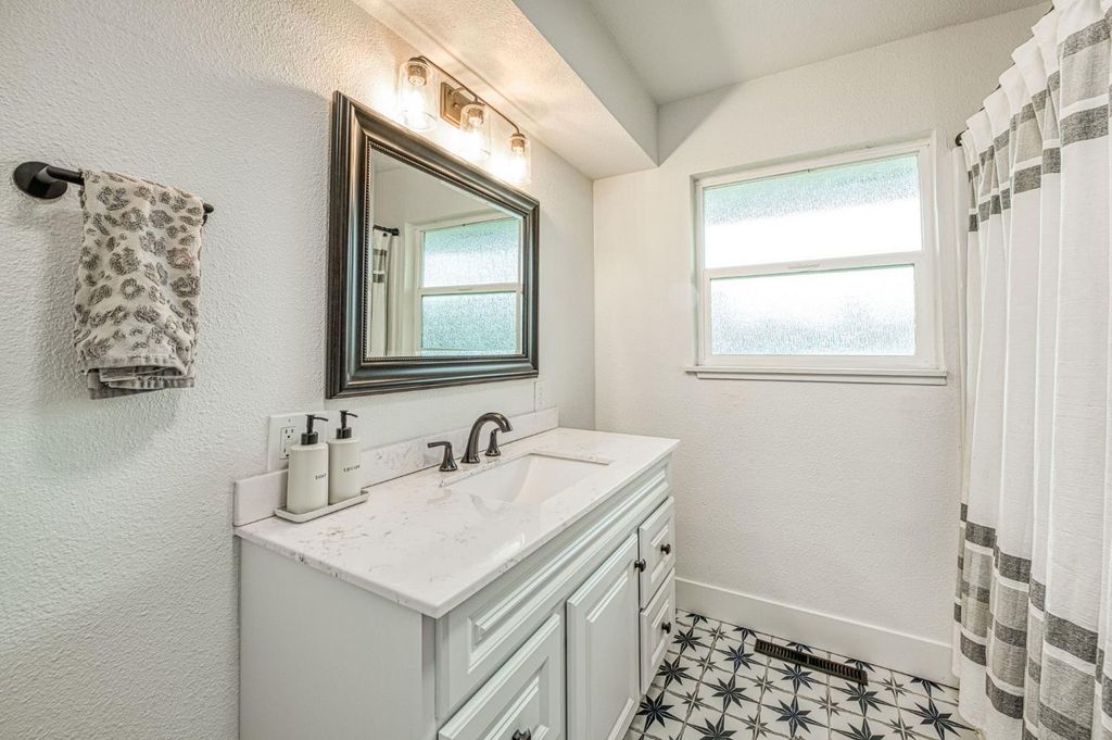 Image 13 of property listing at 2828 E Fedora Avenue, Fresno, CA 93726