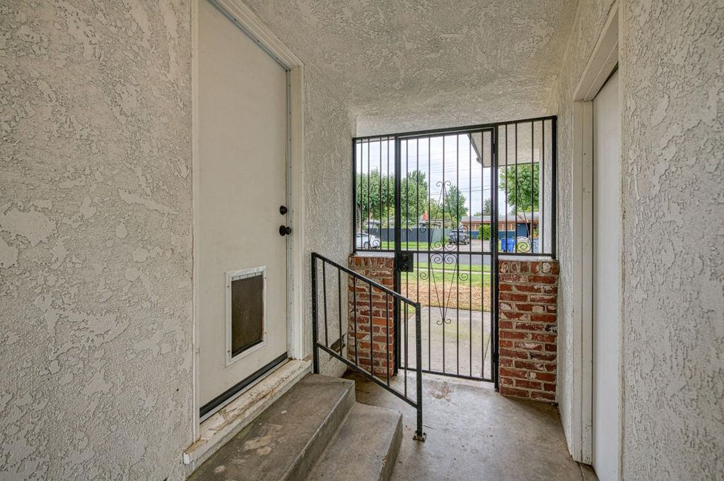 Image 15 of property listing at 2828 E Fedora Avenue, Fresno, CA 93726