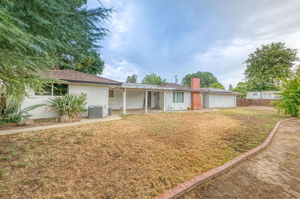 Image 16 of property listing at 2828 E Fedora Avenue, Fresno, CA 93726