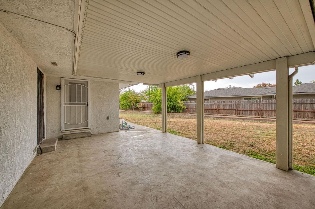 Image 17 of property listing at 2828 E Fedora Avenue, Fresno, CA 93726