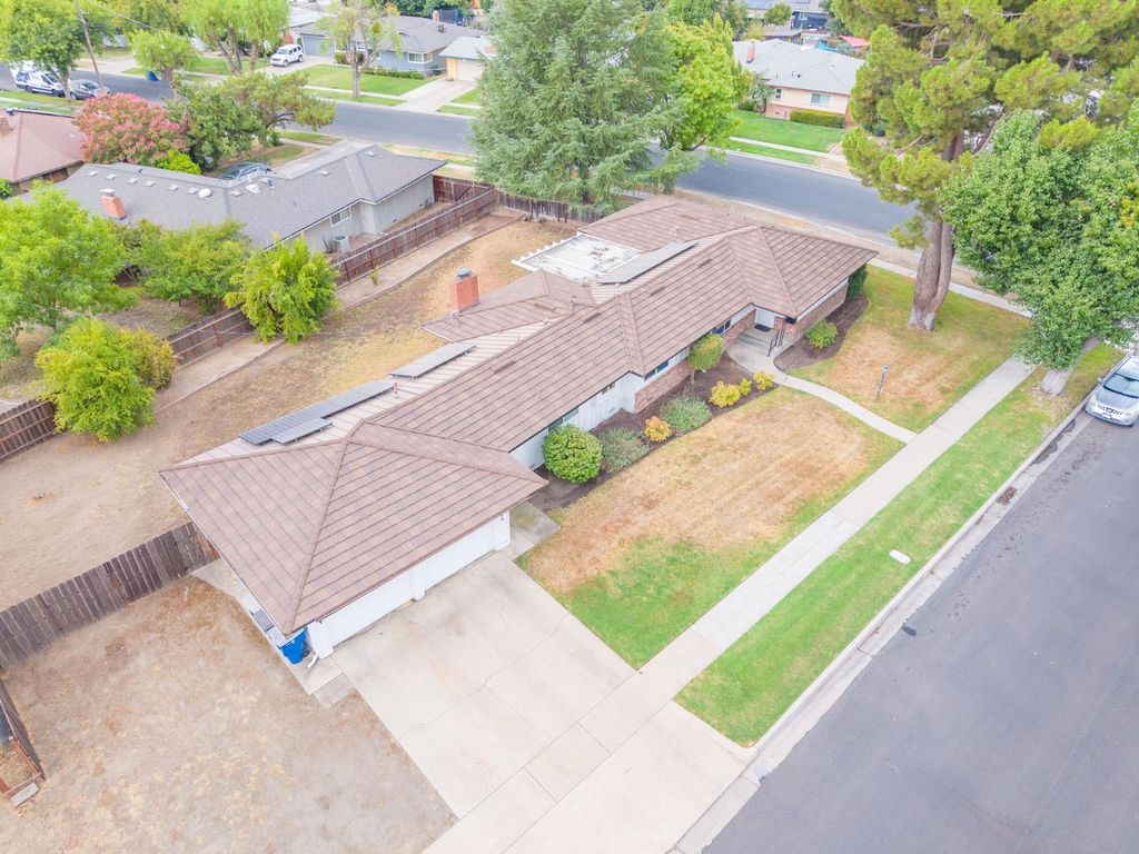 Image 18 of property listing at 2828 E Fedora Avenue, Fresno, CA 93726