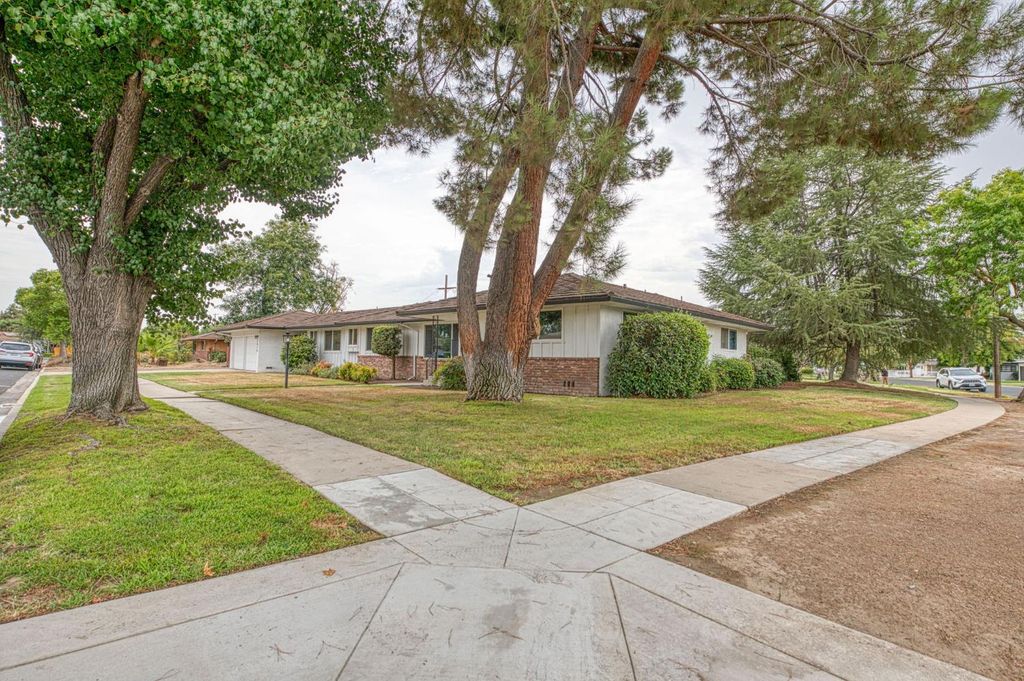 Image 2 of property listing at 2828 E Fedora Avenue, Fresno, CA 93726