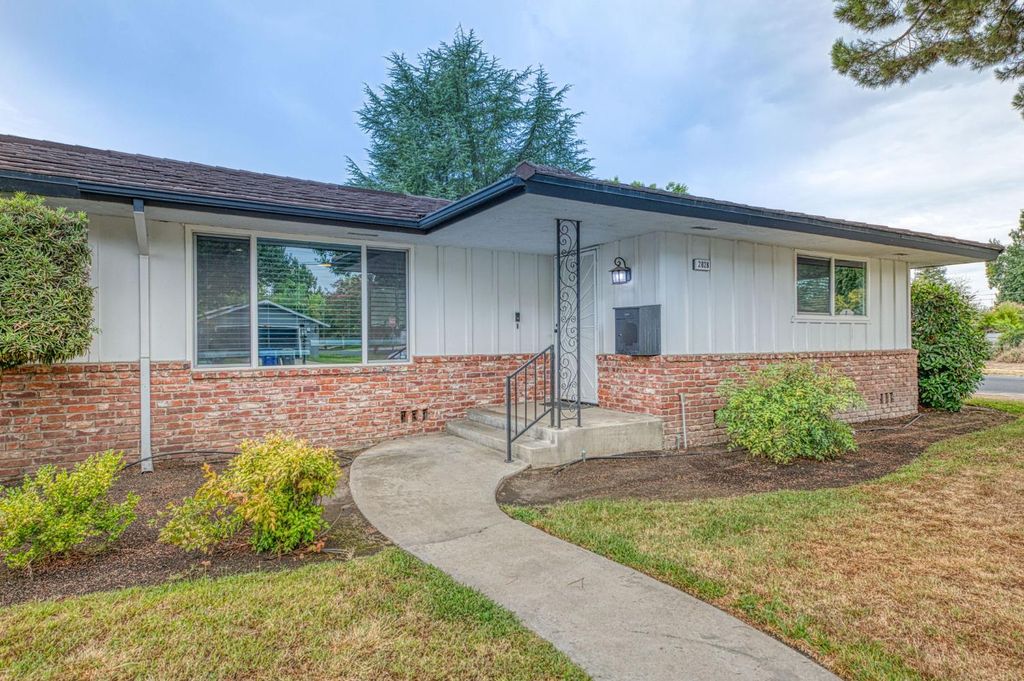 Image 3 of property listing at 2828 E Fedora Avenue, Fresno, CA 93726