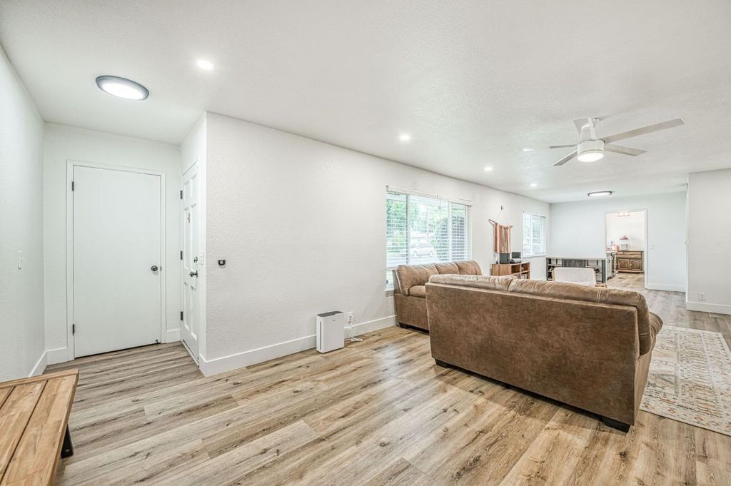 Image 4 of property listing at 2828 E Fedora Avenue, Fresno, CA 93726