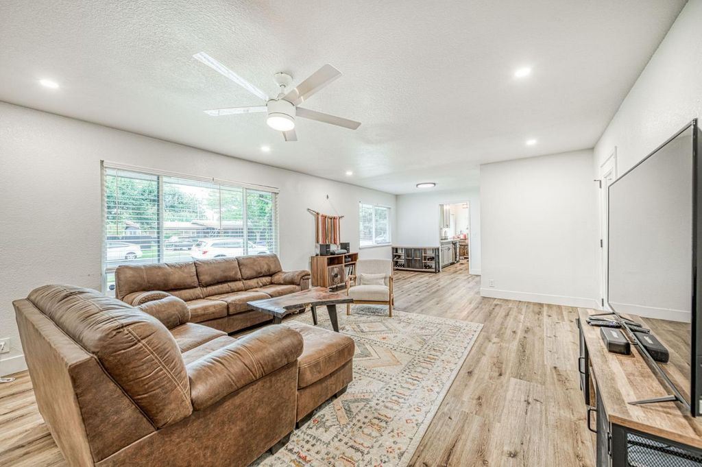 Image 5 of property listing at 2828 E Fedora Avenue, Fresno, CA 93726