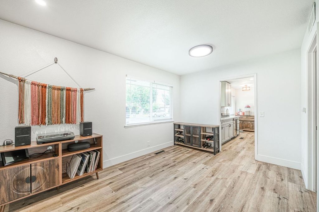 Image 6 of property listing at 2828 E Fedora Avenue, Fresno, CA 93726