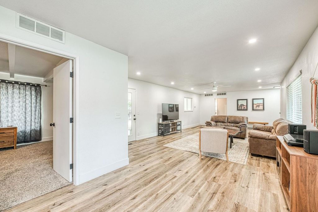 Image 7 of property listing at 2828 E Fedora Avenue, Fresno, CA 93726