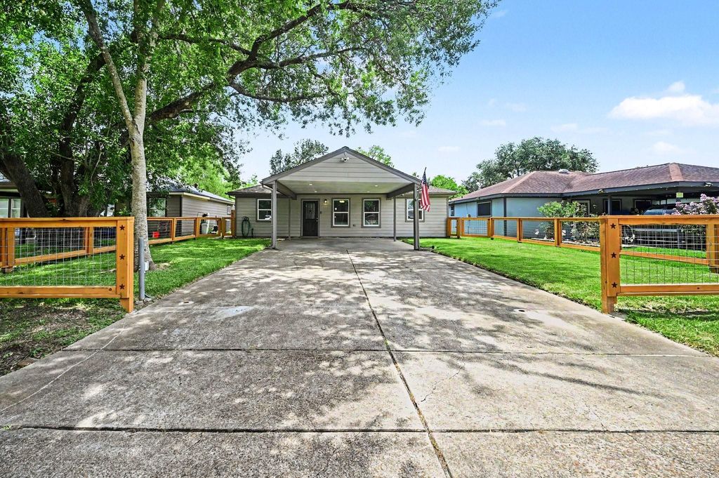 4818 27th Street, Dickinson, TX 77539