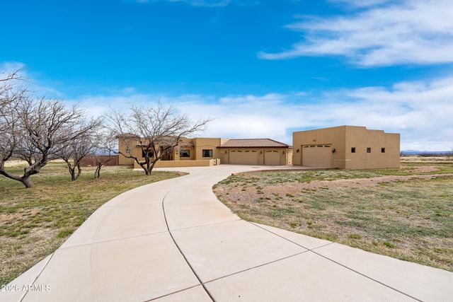 8585 S PALISADES Drive, Hereford, AZ 85615