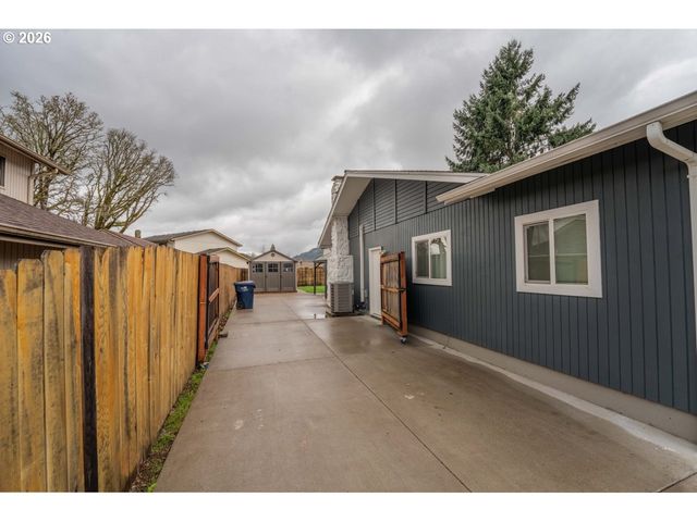 555 66TH St, Springfield, OR 97478