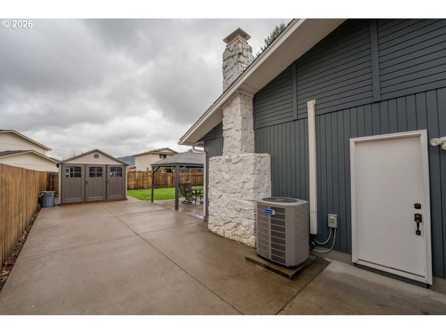 555 66TH St, Springfield, OR 97478