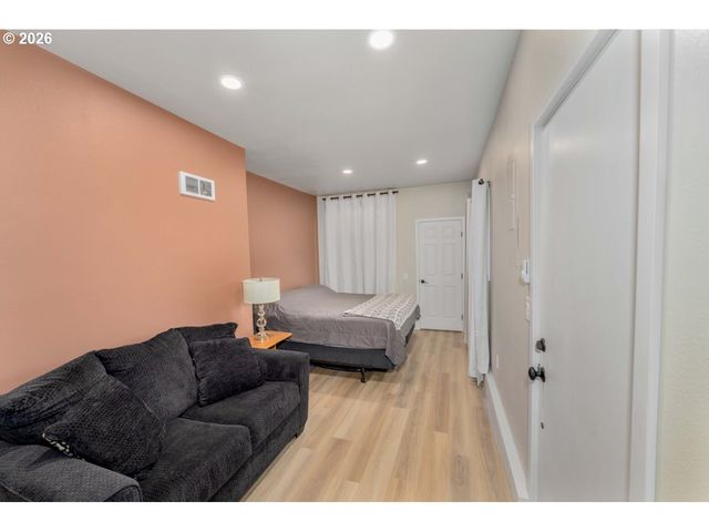 555 66TH St, Springfield, OR 97478