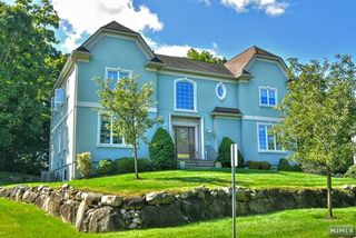 10 Rio Vista Drive, Mahwah, NJ 07430