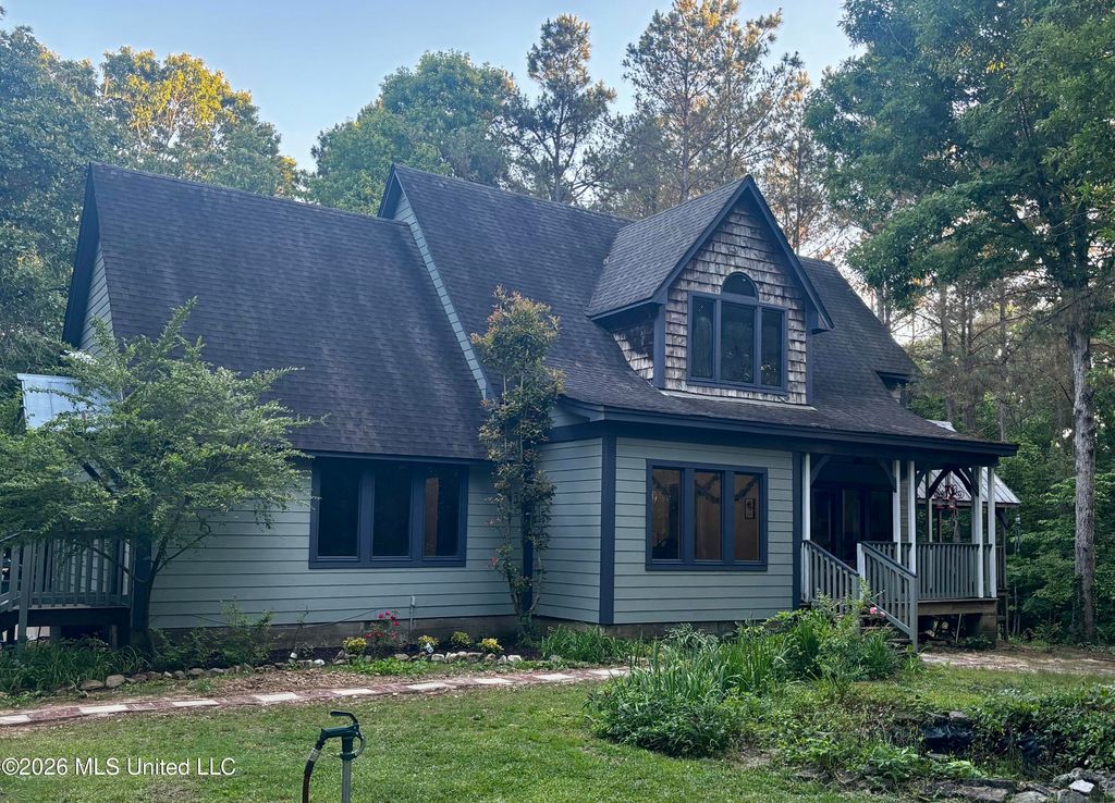 221 Pleasant Hill Drive, Holly Springs, MS 38635 — exterior