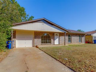 421 E Hillcrest Lane, Mustang, OK 73064