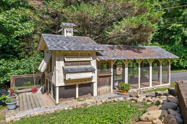 1011 Clift Cave Drive, Soddy Daisy, TN 37379