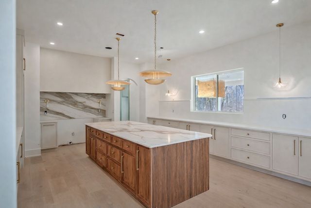 6807 Pennywell Dr, Nashville, TN 37205