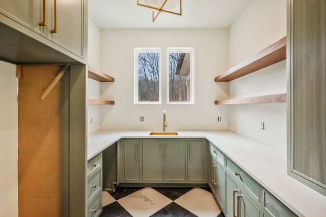 6807 Pennywell Dr, Nashville, TN 37205