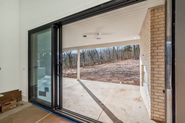 6807 Pennywell Dr, Nashville, TN 37205