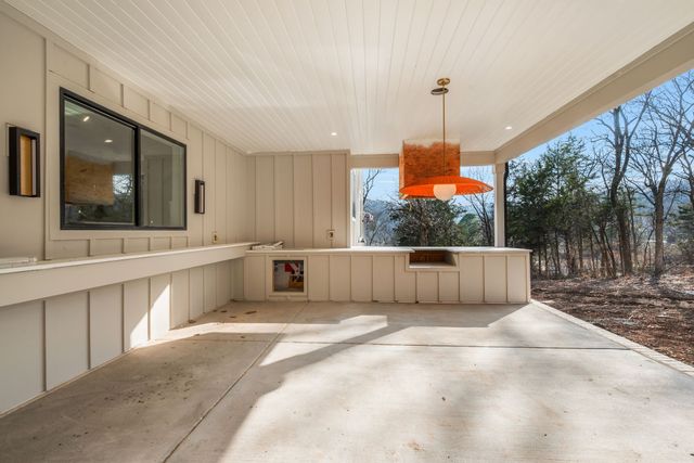 6807 Pennywell Dr, Nashville, TN 37205