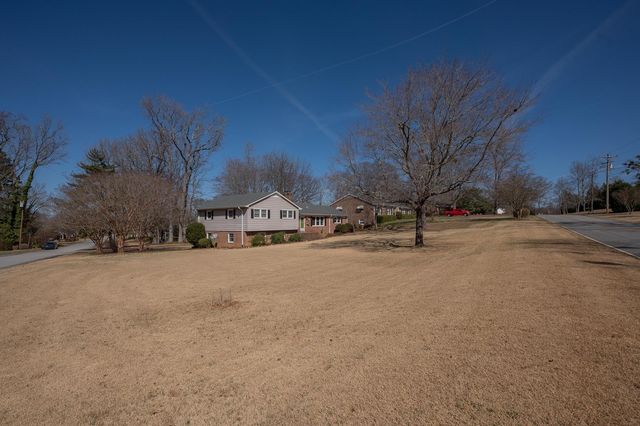 332 St James Drive, Spartanburg, SC 29301