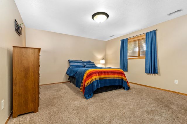 47862 Atterbury Ct Court, Harrisburg, SD 57032