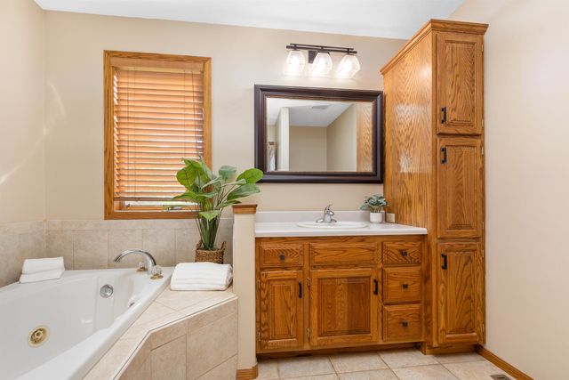 47862 Atterbury Ct Court, Harrisburg, SD 57032