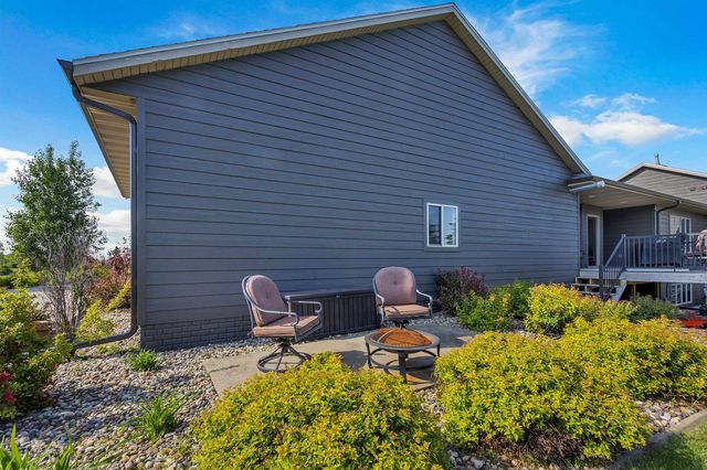 47862 Atterbury Ct Court, Harrisburg, SD 57032